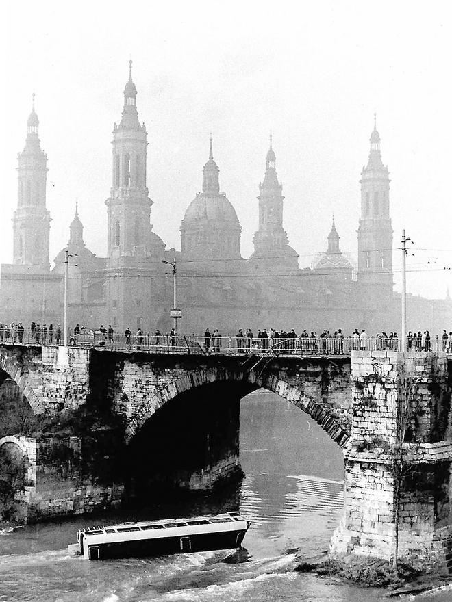 Un autobús con 52 emigrantes destino Badajoz se precipita al río Ebro desde el Puente de Piedra. Fallecieron 11 personas.  1971