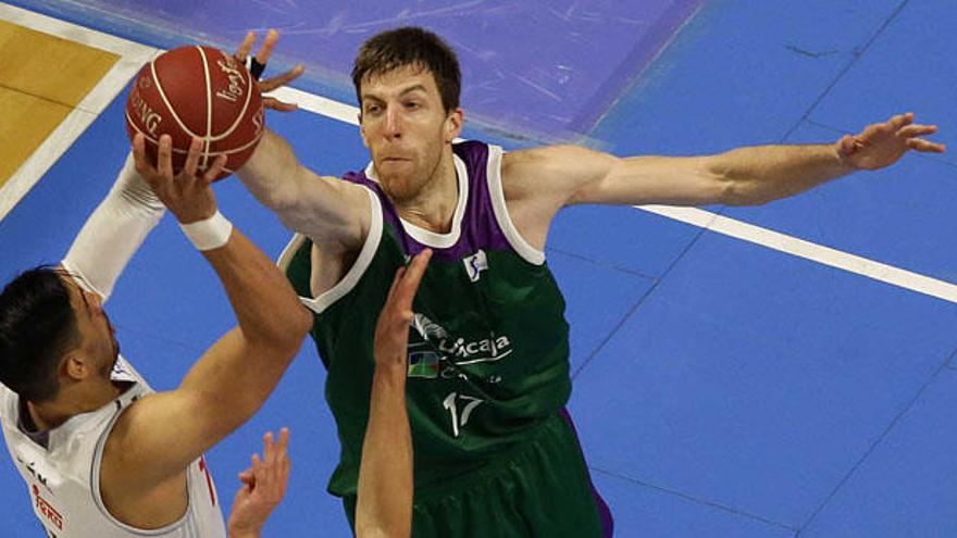 El Unicaja le comunica al pívot Fran Vázquez que no continuará en el club