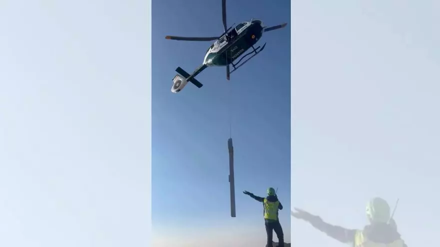 La cruz vuelve a la cumbre del Aneto en helicóptero