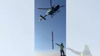 La cruz vuelve a la cumbre del Aneto en helicóptero