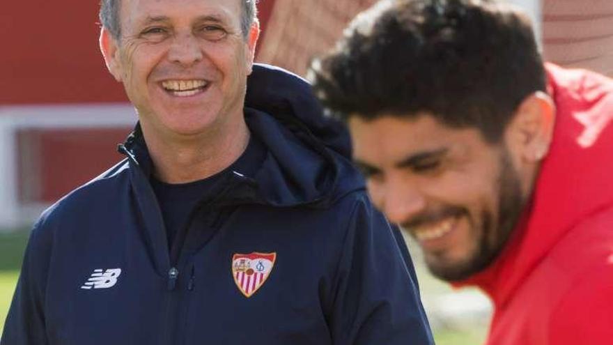 Caparrós dirigió ayer su primer entrenamiento con el Sevilla. // R. Caro