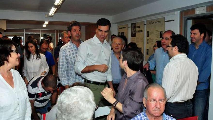 Pedro Sánchez se encontró en Vilagarcía con la militancia arousana del Partido Socialista.