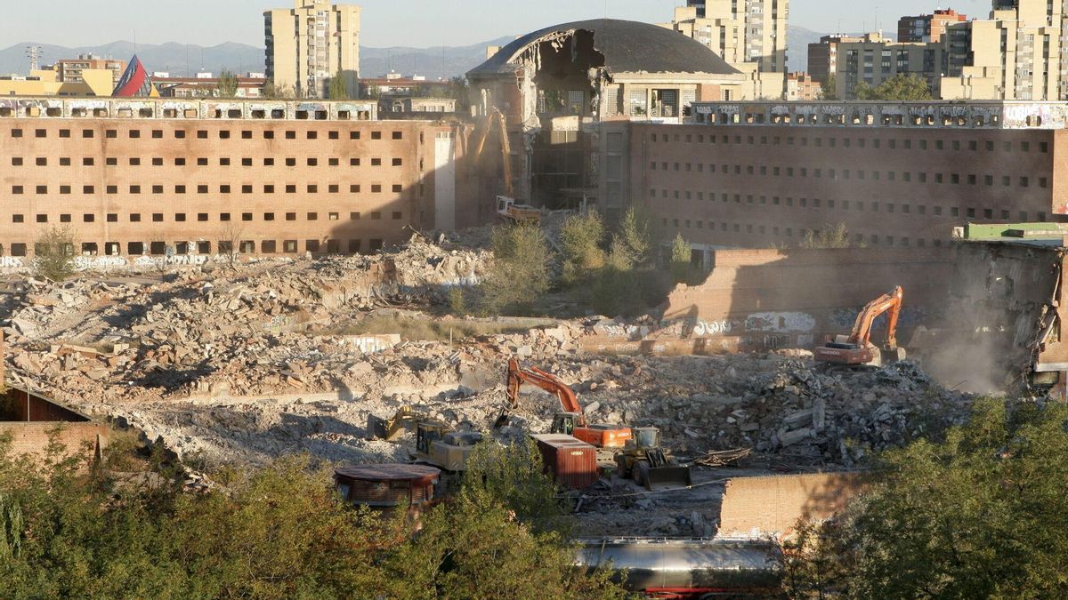 MD01. MADRID, 25/10/08.- El brazo articulado y las excavadoras de la empresa encargada de la demolición de la cárcel de Carabanchel han retomado hoy los trabajos que habían sido paralizados anoche después de derribar una parte de la cúpula ante la indignación de un grupo de vecinos. EFE/Angel Díaz. PRISIONES. CARCELES. CENTROS PENITENCIARIOS. DERRIBOS. DEMOLICIONES