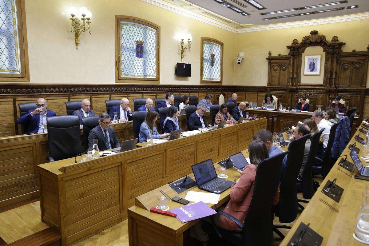 Una vista del salón de plenos al inicio de la sesión.