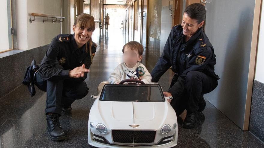 La entrañable visita de las agentes de la Policía Nacional de Dénia a los niños hospitalizados