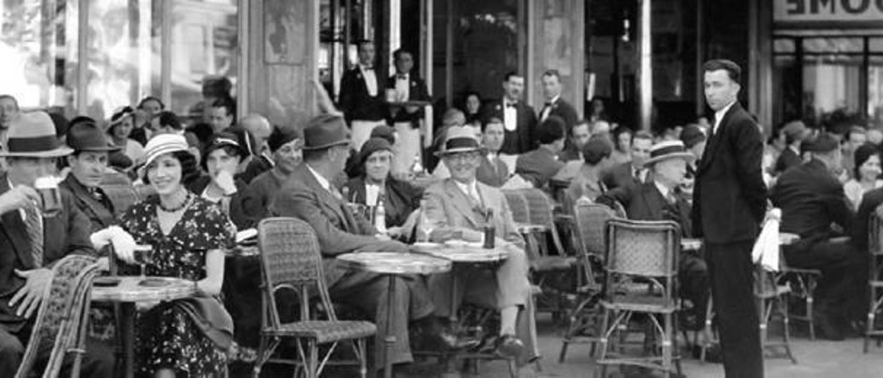 Terraza de La Closerie des Lilas (Montparnasse, París) a mediados dos anos 20 do século pasado. Terraza de La Closerie des Lilas (Montparnasse, París) a mediados dos anos 20 do século pasado.