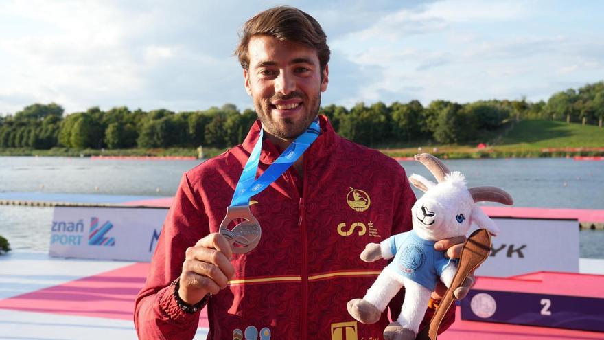 Jaime Duro con la medalla de plata que logró en el Mundial de Poznan.