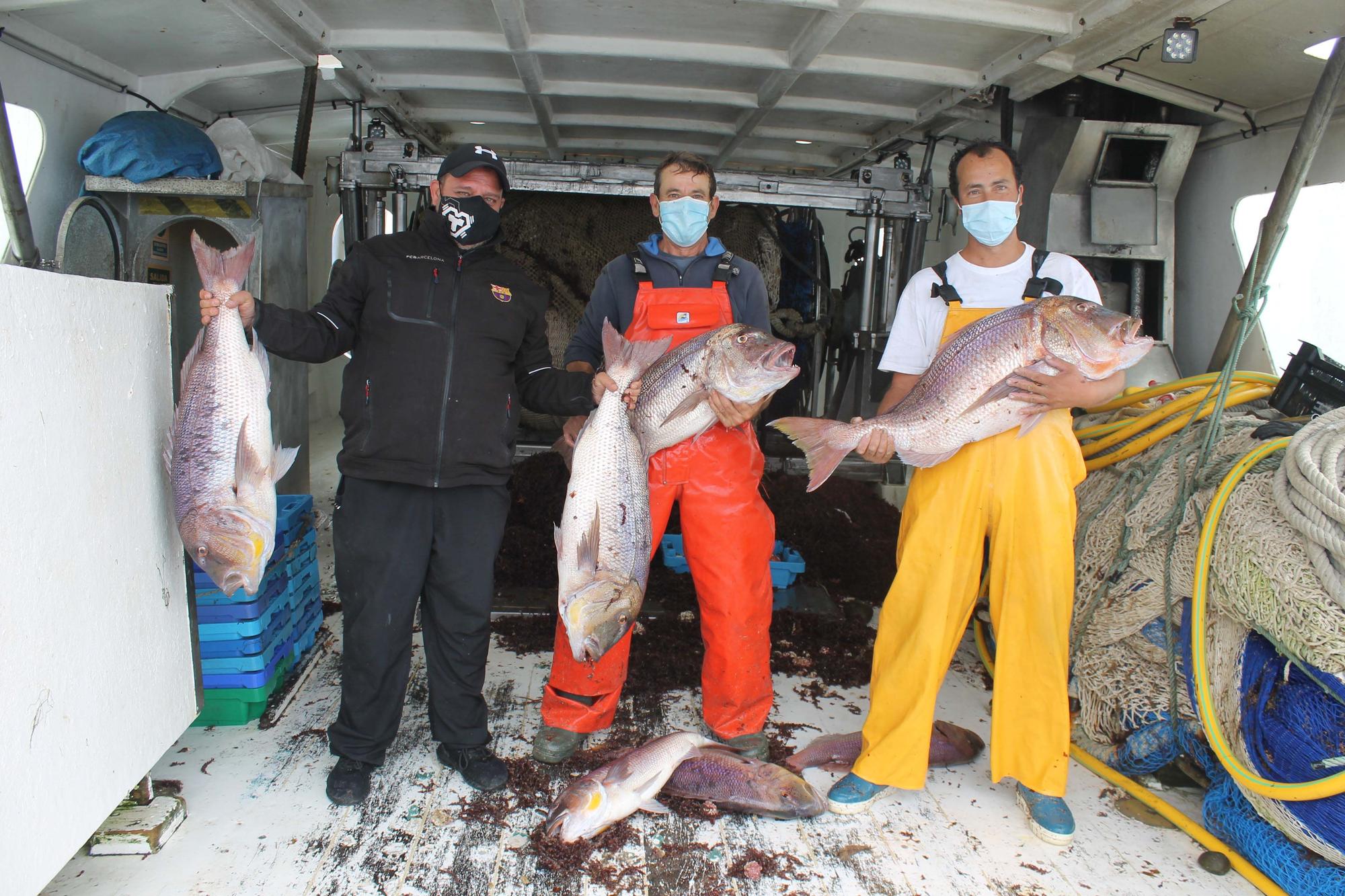 A bordo del ‘Charpat Segundo’, uno de los arrastreros convocados a la huelga contra la «criminalización» de la pesca y las medidas de la UE