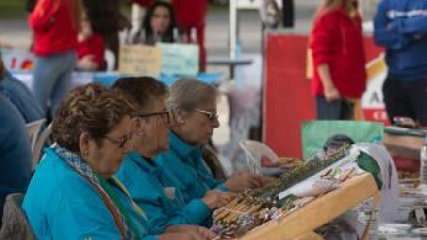 Encuentro de bolillos en Plaza Galicia