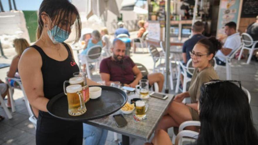 Clientes en una terraza en Tenerife.