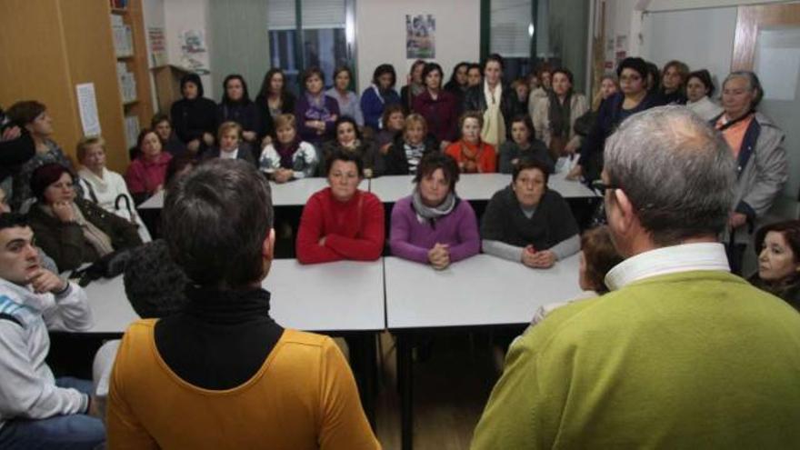 Las trabajadoras de Cuca se reunieron ayer por la tarde en la sede de CC OO de Vilagarcía. // J. L. Oubiña