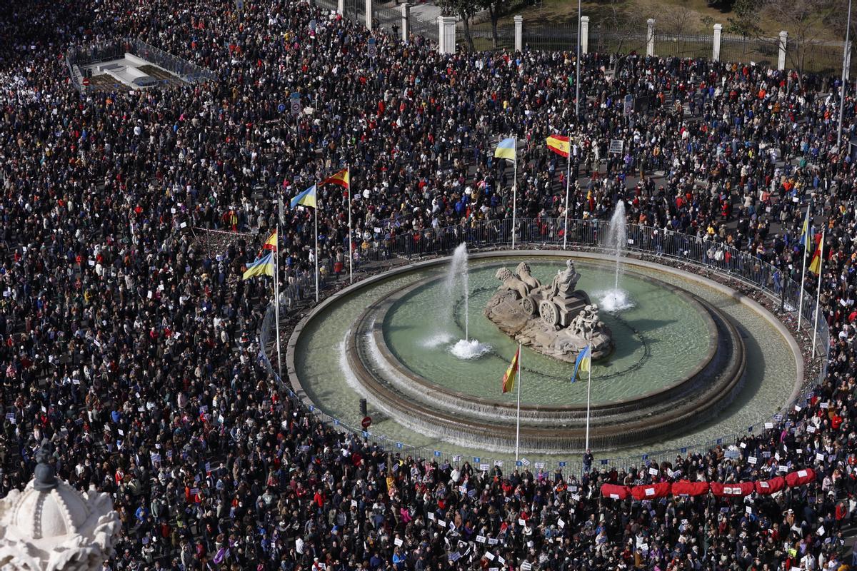 MADRID, 12/02/2023.- Vista general de la manifestación en defensa de la sanidad pública, este domingo en la Plaza de Cibeles en Madrid. EFE/Rodrigo Jiménez