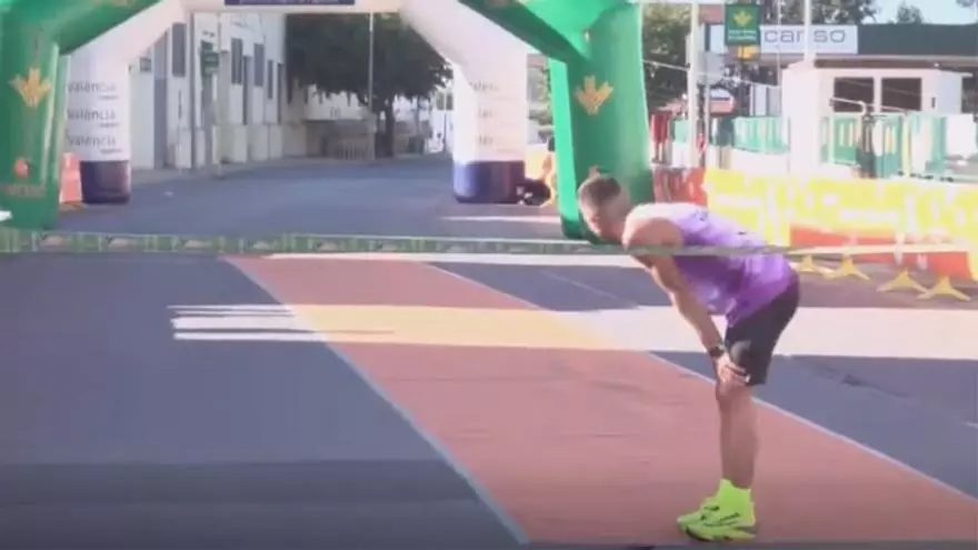Lo que no pase en el deporte... ¡¡Se para justo antes de cruzar la meta para no batir un récord!!