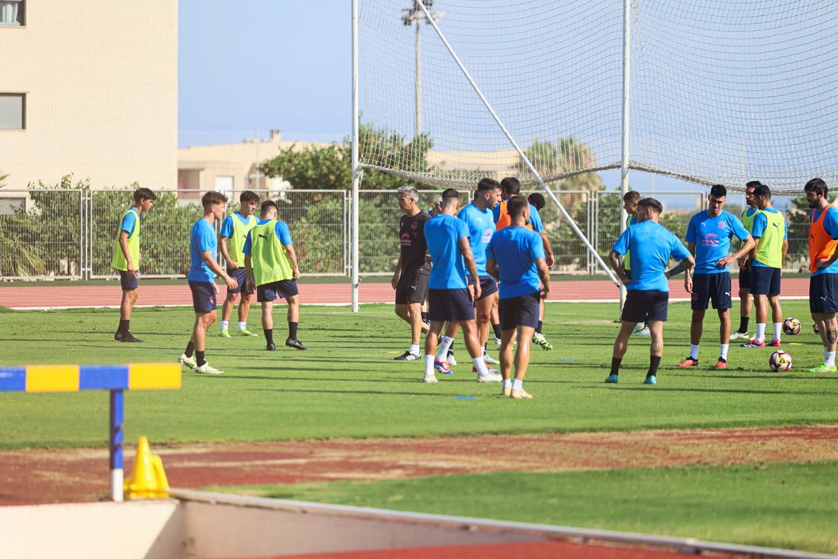 El primer entrenamiento de pretemporada de la UD Ibiza, en imágenes