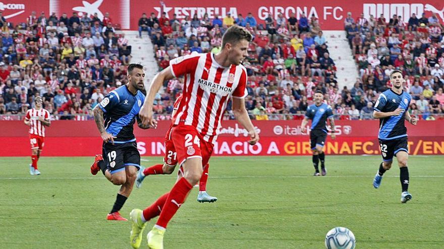 Gumbau controla una pilota durant el partit contra el Rayo.