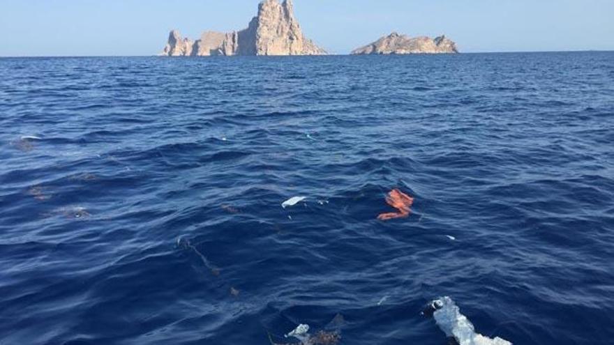 Plásticos y basura en las aguas cercanas a es Vedrà, en unas imágenes remitidas ayer por el PI.