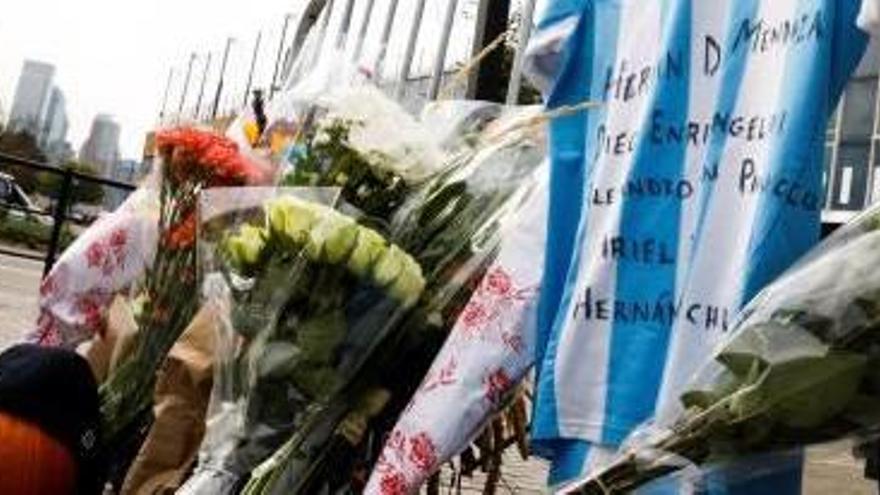 Flors i una samarreta de la selecció argentina al lloc de l&#039;atac