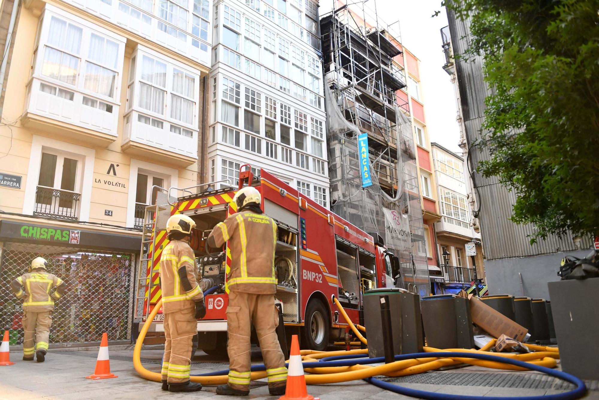 Un incendio en un edificio ocupado de la calle Barrera obliga a desalojar otros seis inmuebles