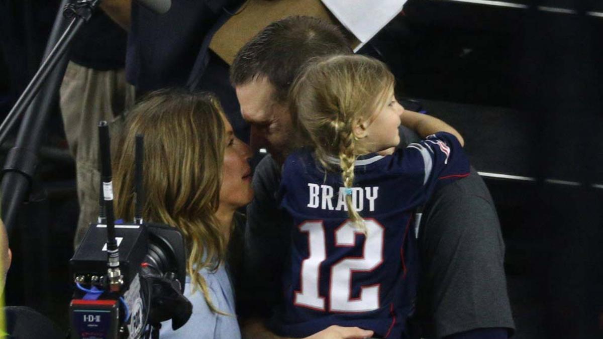 Tom Brady y Gisele Bündchen se dan un beso de esquimal tras la Super Bowl 2017