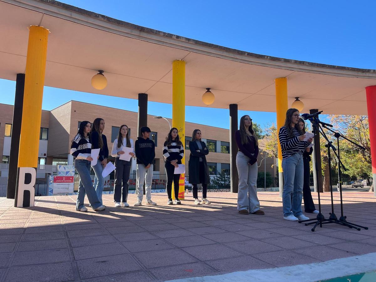 Moment de la lectura del manifest, amb l'alcaldessa, Tania Baños, al fons.