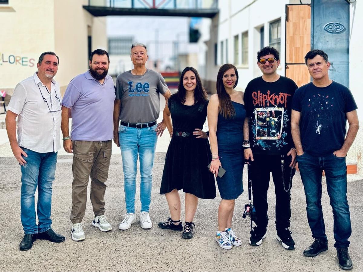 Representantes de Churriana Histórica, con la dirección y el equipo de profesores del IES Jacaranda de Churriana.
