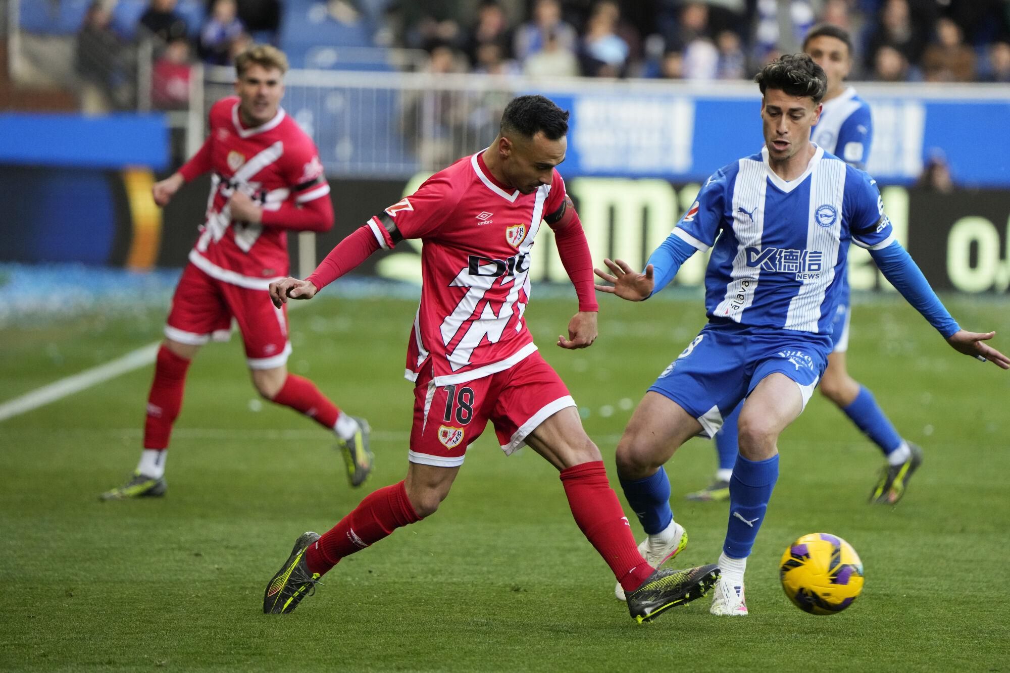 El centrocampista del Rayo Vallecano Álvaro García (i) lucha con Antonio Blanco, del Alavés, durante el partido de la jornada 29 de LaLiga que Deportivo Alavés y Rayo Vallecano disputan este sábado en Mendizorroza. EFE/Adrián Ruiz Hierro. (Rayo) (Alaves)