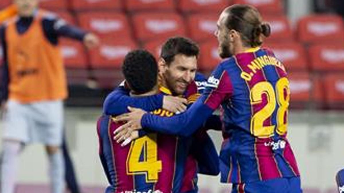 Araujo, Messi y Mingueza, celebrando un gol