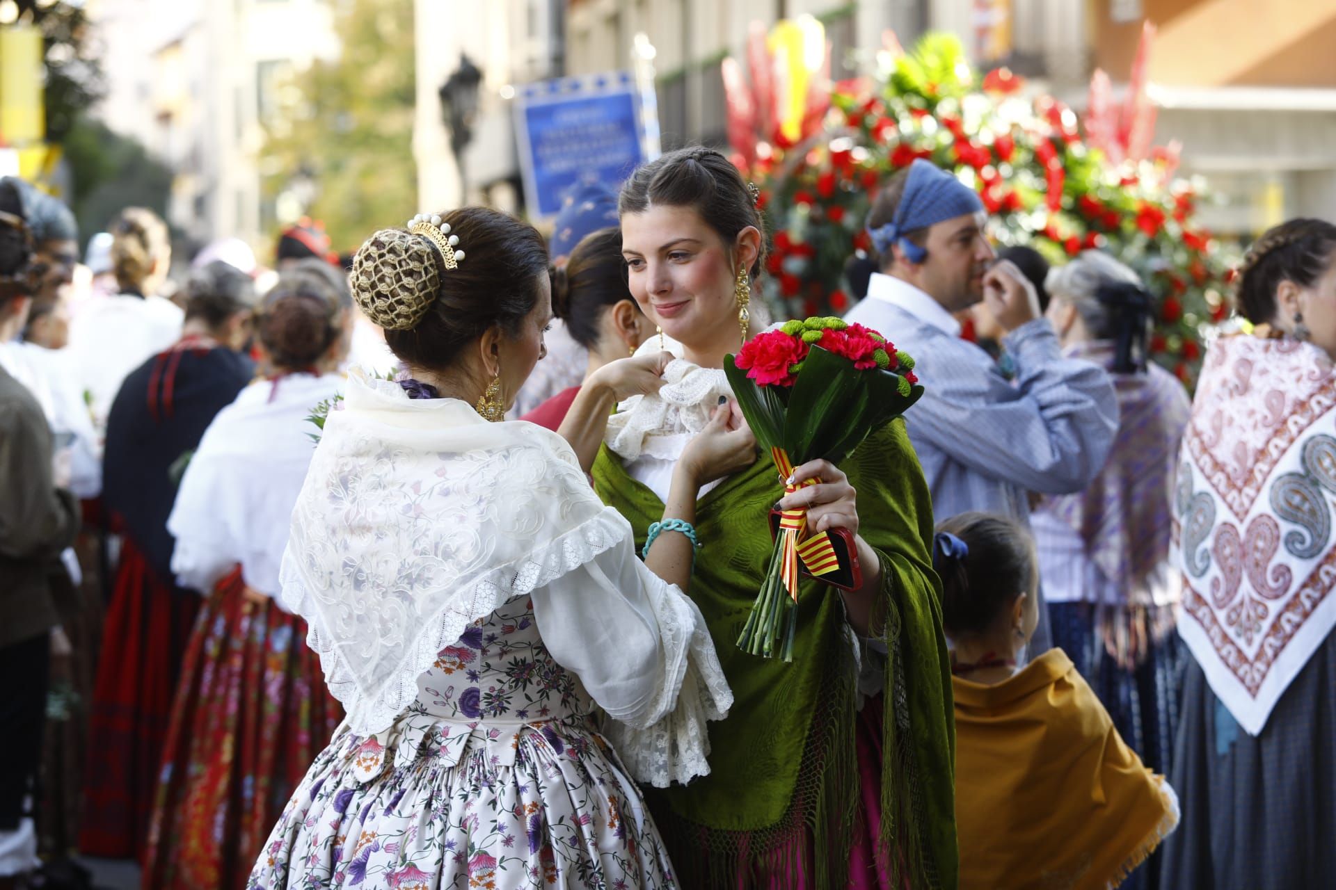 En imágenes | Zaragoza vive su día grande con la Ofrenda de Flores a la Virgen del Pilar
