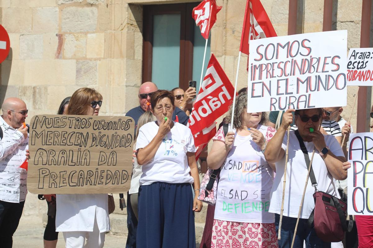 Trabajadoras de ayuda a domicilio de Zamora denuncian impagos de Aralia Trabajadoras de ayuda a domicilio de Zamora denuncian impagos de Aralia