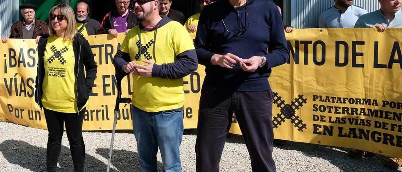 Jesús Sánchez, a la derecha, apoyando una protesta de la Plataforma pro Soterramiento, en la estación de La Felguera.