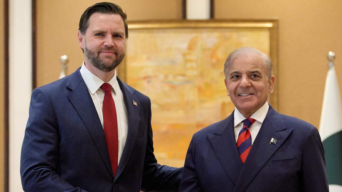 El vicepresident dels EUA, J. D. Vance, i el primer ministre del Pakistan, Shehbaz Sharif, ahir a Islamabad.  | JACQUELYN MARTIN / AFP