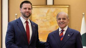El vicepresident dels EUA, J. D. Vance, i el primer ministre del Pakistan, Shehbaz Sharif, ahir a Islamabad.  | JACQUELYN MARTIN / AFP