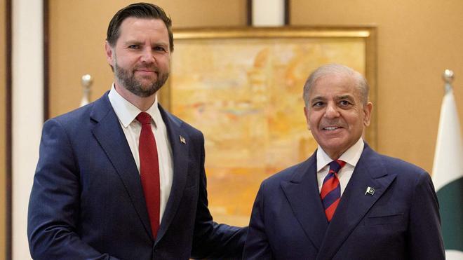 El vicepresident dels EUA, J. D. Vance, i el primer ministre del Pakistan, Shehbaz Sharif, ahir a Islamabad.  | JACQUELYN MARTIN / AFP