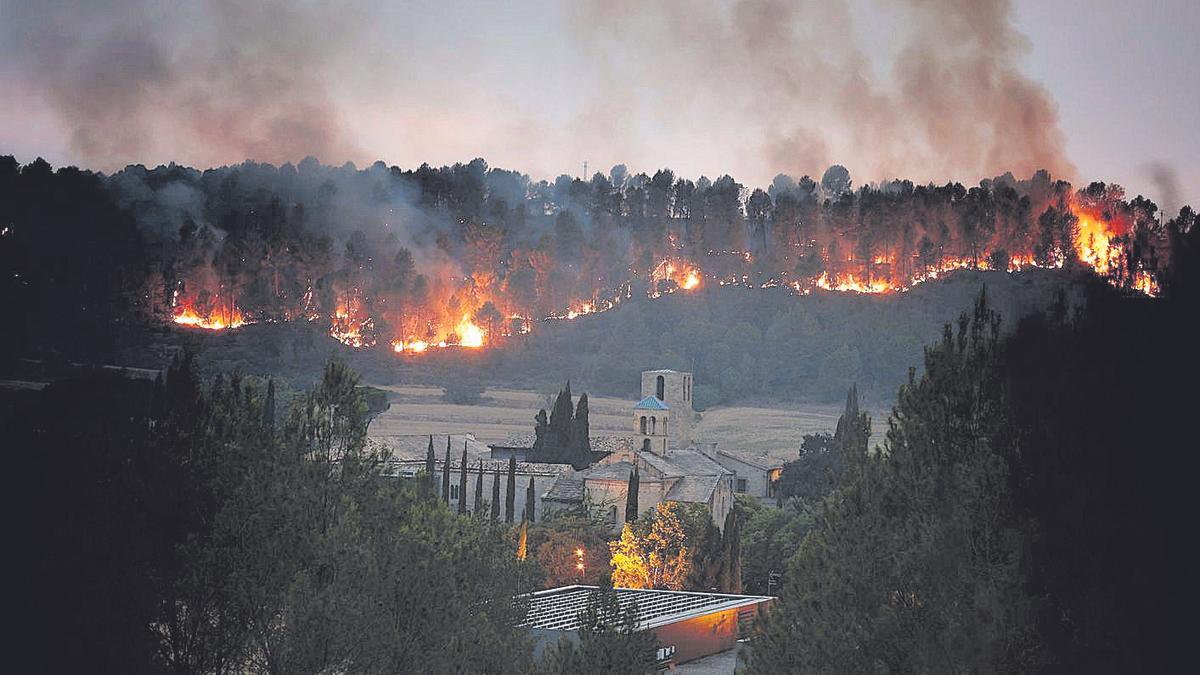 L’incendi, acostant-se al Mont Sant Benet, a Sant Fruitós de Bages.