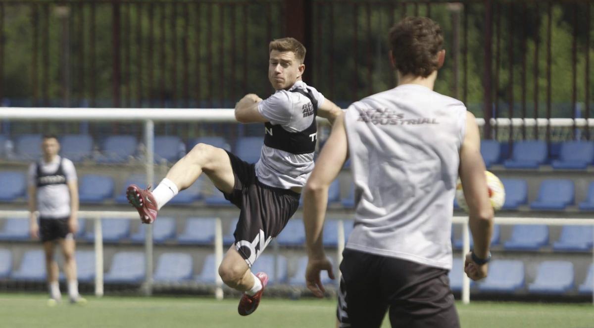 Cayarga remata en el aire ante Javi Cueto, de espaldas. | LUISMA MURIAS