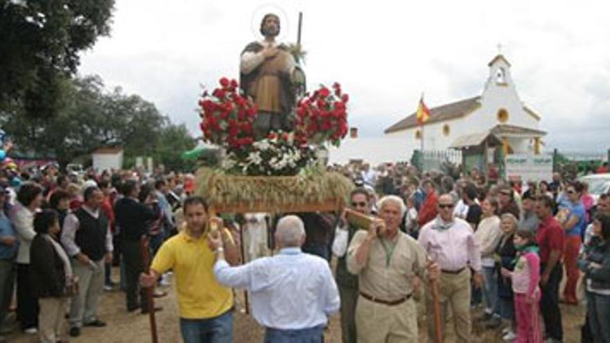 Los pacenses acompañan a San Isidro en su recorrido a pesar del mal tiempo