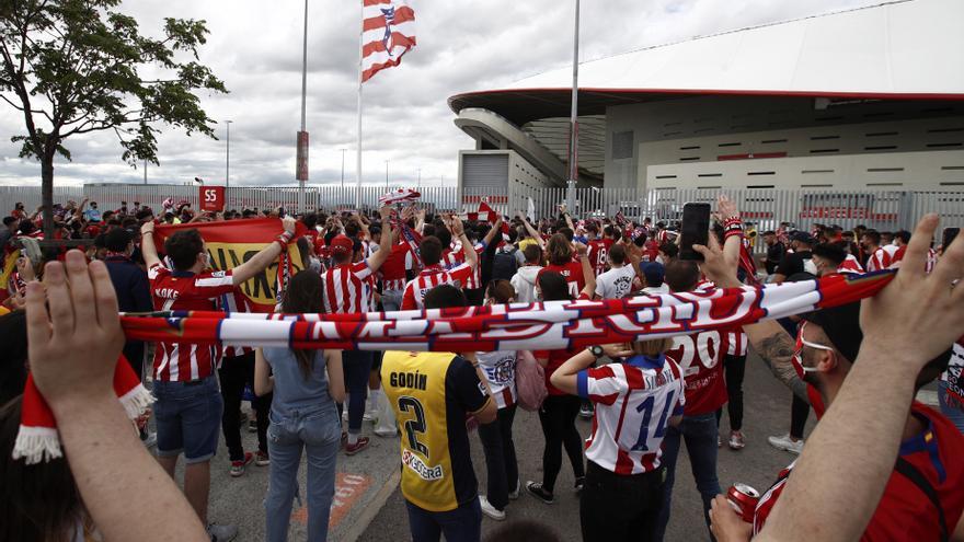 Aficionados del Atlético de Madrid en los exteriores del Civitas Metropolitano.