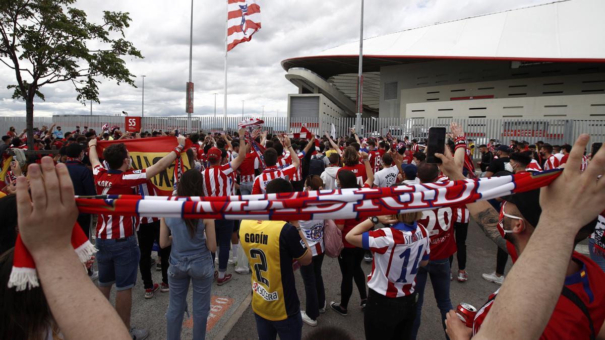 Aficionados del Atlético de Madrid en los exteriores del Civitas Metropolitano.