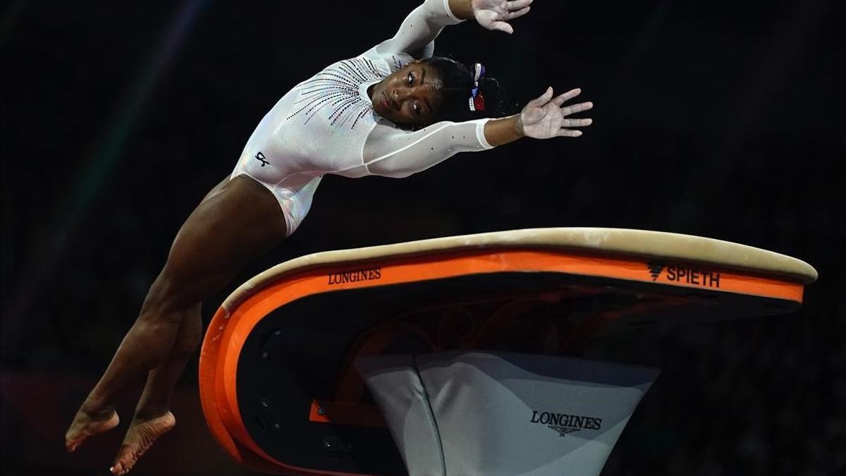 Simone Biles en el concurso del salto de potro en la final individual del Mundial