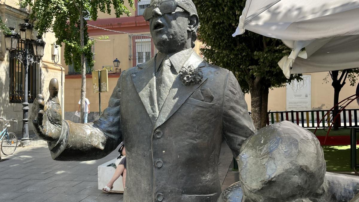 Estatua de Porrina de Badajoz en la Plaza de la Soledad de Badajoz.