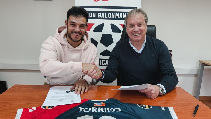 El EÓN Alicante amplía el contrato de Ander Torriko