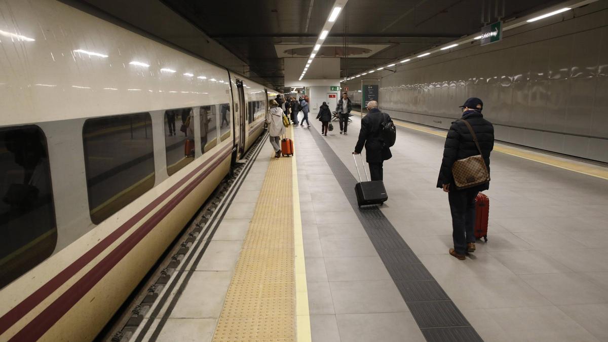 Pasajeros, esperando el AVE en Gijón