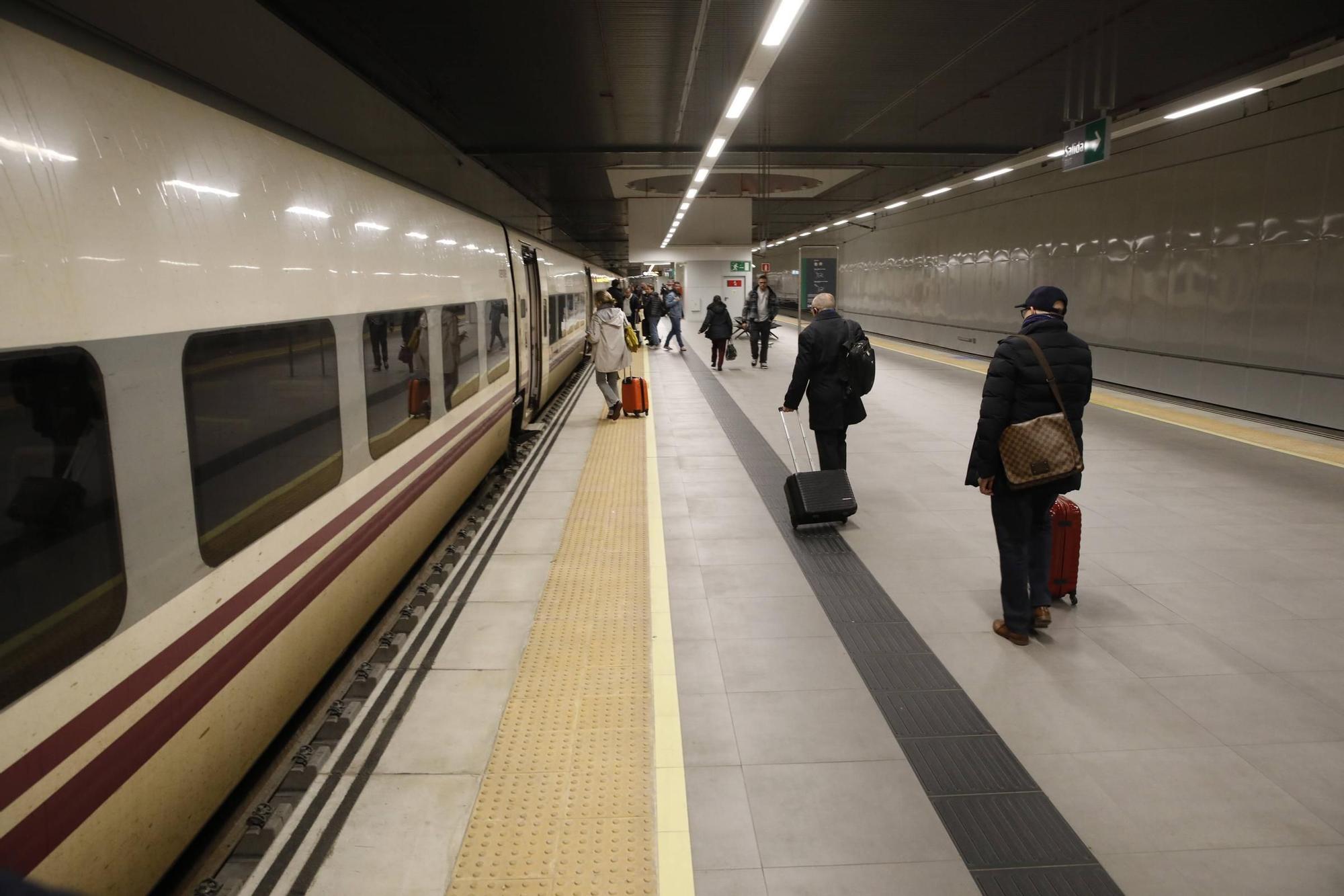 Los asturianos que estrenan el AVE a Madrid: así fue el primer viaje de pasajeros