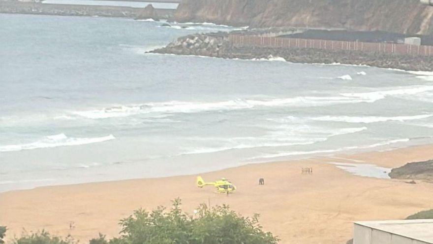 Milagro en Carreño: dos surfistas salvan a tres niños de morir ahogados en la playa de Xivares