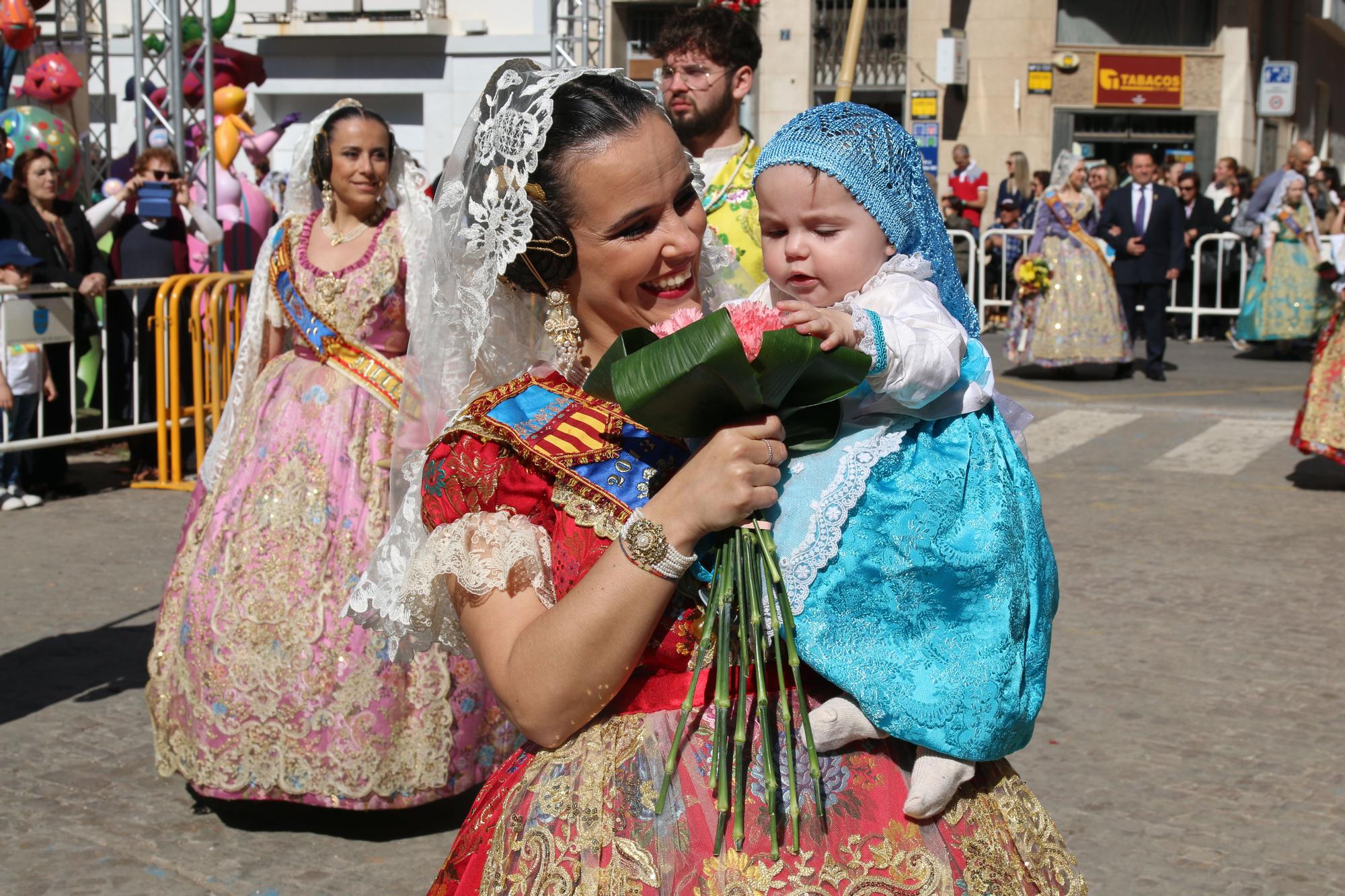 Las mejores imágenes de la 'Ofrena' de las Fallas de Burriana