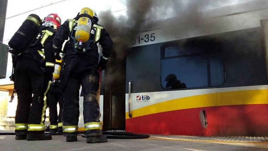 Los bomberos apagan el incendio que el pasado domingo se produjo en un tren de SFM cuando circulaba por Binissalem.