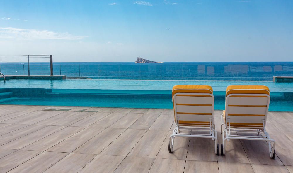 Benidorm realza las medidas tomadas en sus alojamientos y playas para promocionarse y lograr despertar la demanda de última hora