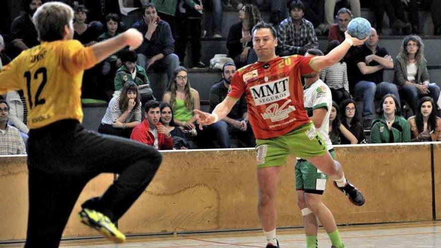 Carletes lanza a portería ayer en el choque entre el Handbol Bordils y el MMT Seguros.