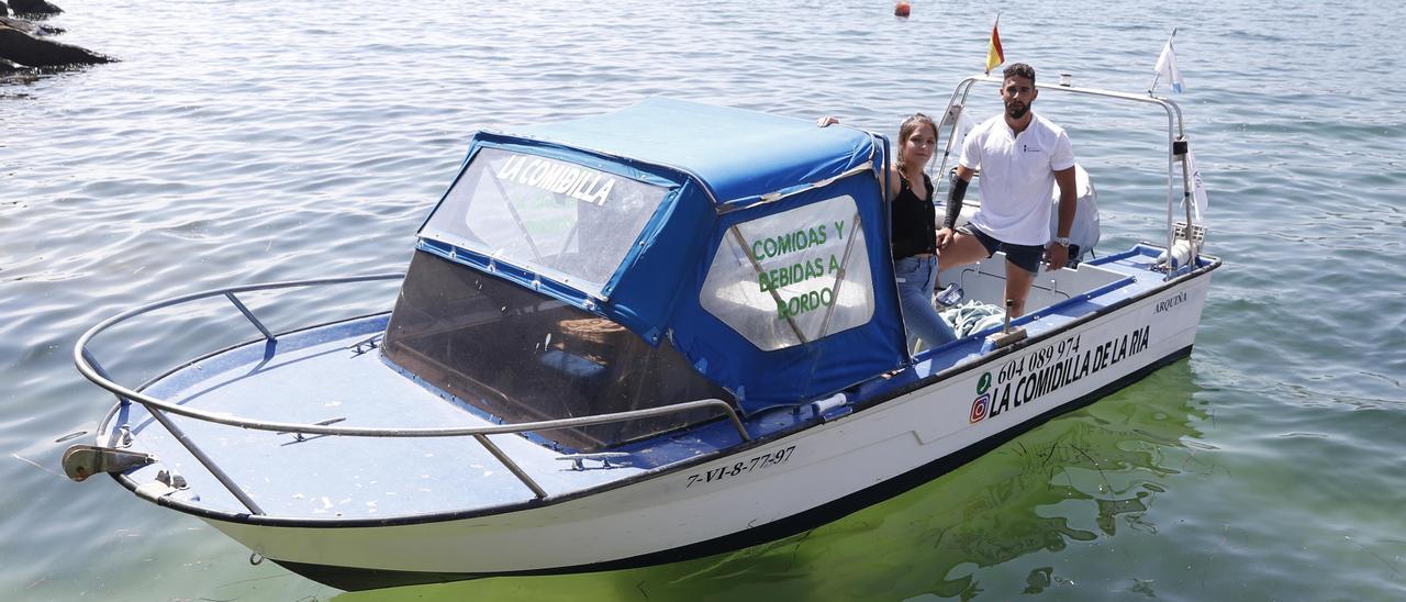 Nuria Buyo y Daniel Asensio, en el barco con el que entregan pedidos &quot;a bordo&quot; en la ría de Vigo.