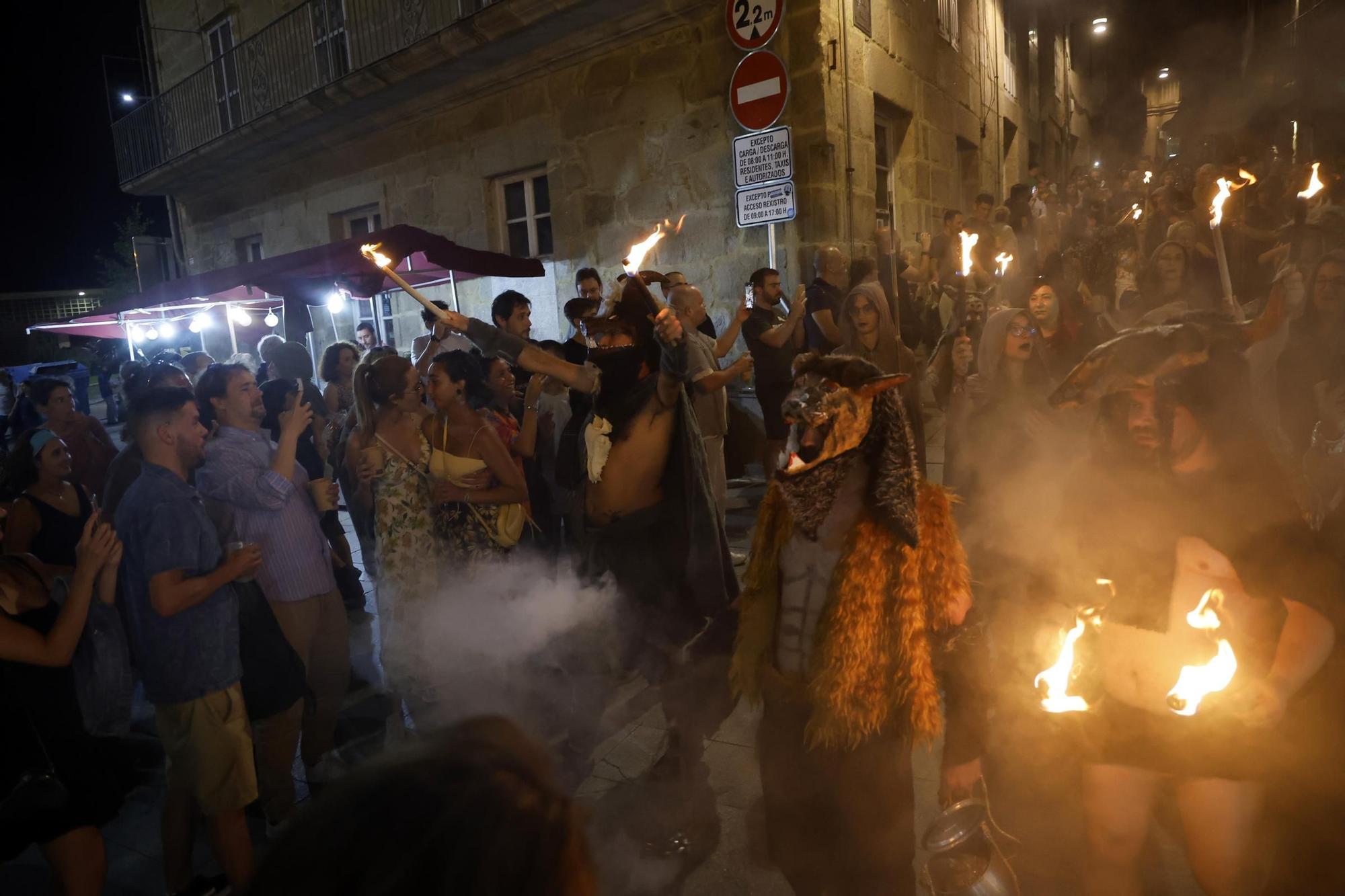 Ambientazo en las playas y plazas llenas para celebrar la noche meiga